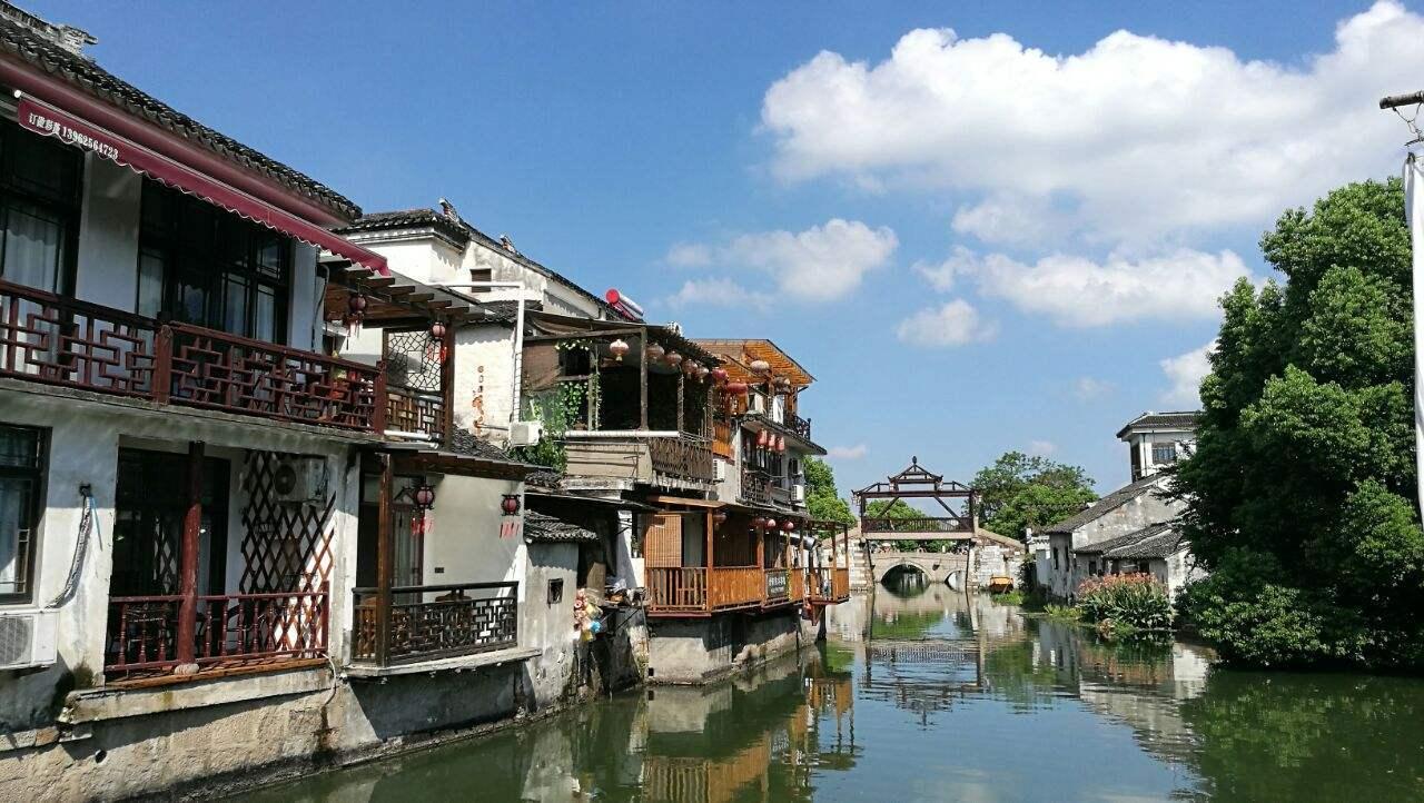 冰上龙舟赛 风驰电掣